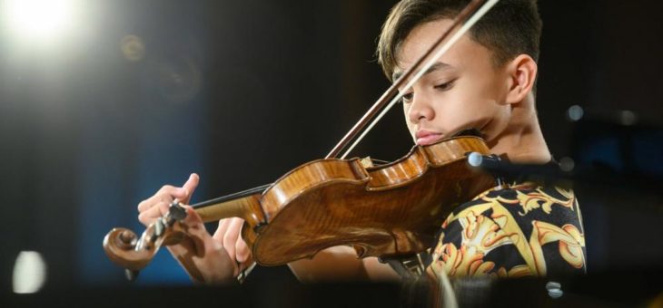 Die ersten Finalist*innen stehen fest: Fünf Geigerinnen und Geiger der jüngsten Kategorie spielen am Mittwoch um die Preise