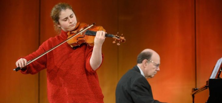 Spohr-Wettbewerb auch im Live-Stream: 15 junge Geigerinnen und Geiger spielen in der Finalrunde mit dem Hochschulorchester um die Preise