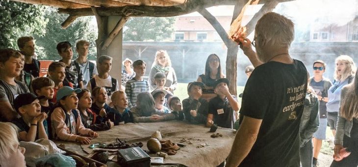 „Ötzi – Der Mann aus dem Eis“ – Spezialführungen mit Feuermachshow für Schulklassen im Pfahlbaumuseum Unteruhldingen
