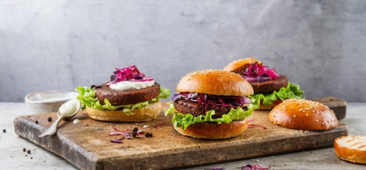 Insektenburger vom Schweizer Foodpionier Essento bei HANS IM GLÜCK in Deutschland