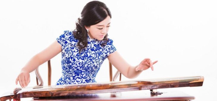 Klingendes Weltkulturerbe: Peng Peng Li an der Griffbrettzither eröffnet neue Konzertreihe „Virtuoses Weimar – Lehrende im Konzert“
