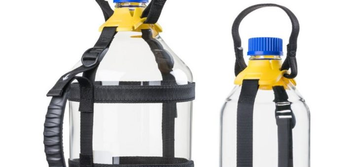 Click and Carry – DWK Life Sciences entwickelt Flaschen-Tragesystem für den sicheren Transport großvolumiger DURAN® Laborglasflaschen