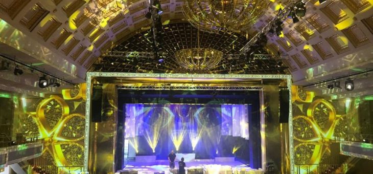 Kontrastreich verheiratet: Kunstvolle Symbiose von Licht-und Videoinstallation mit klassizistischer Architektur setzt Hochzeit spektakulär in Szene
