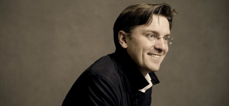 Chefdirigent Tomáš Netopil greift im 8. Kammerkonzert zur Geige