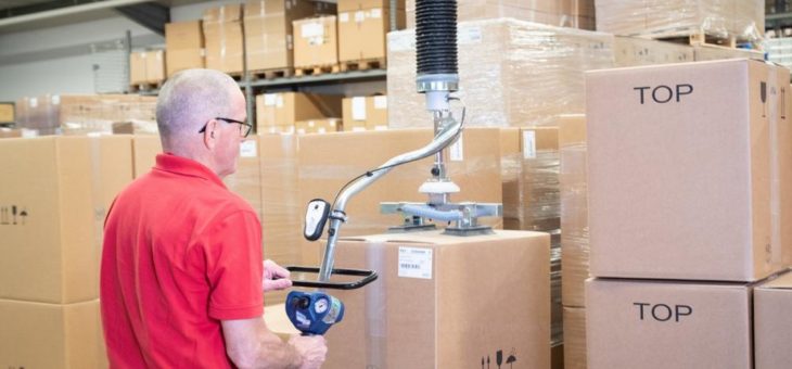 Macht das Arbeiten leichter – AERO-LIFT Schlauchheber transportiert zahntechnische Produkte bei der Renfert GmbH