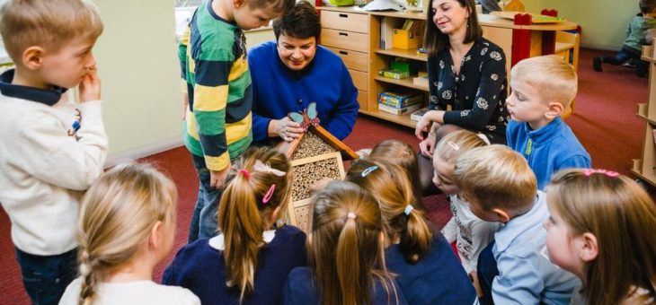 Kinder beobachten das Leben der Insekten