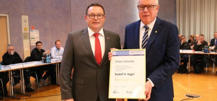 Goldene Ehrennadel der Handwerkskammer für Rudolf H. Vogel aus Heidelberg