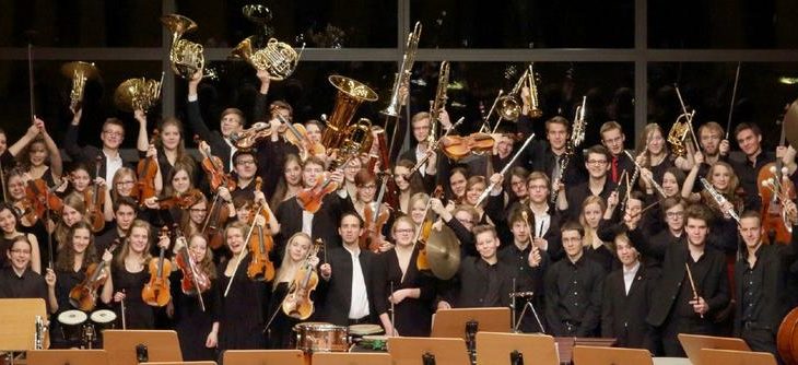 Von Schütz bis Schostakowitsch: Orchester und Chor des Musikgymnasiums Schloss Belvedere gestalten ein Adventskonzert