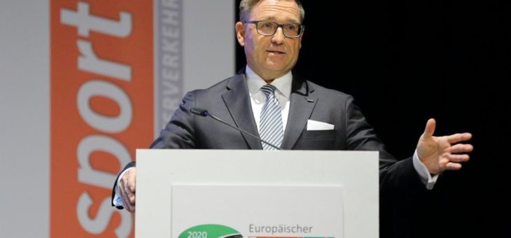 Bert Brandenburg als Geschäftsführer HUSS-VERLAG verabschiedet