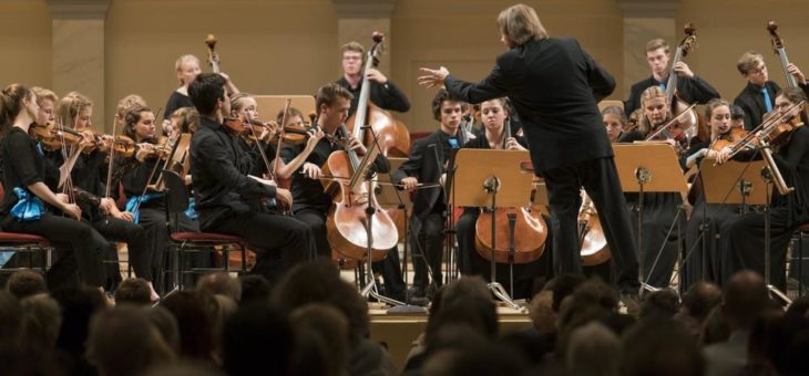 Junges Spitzenorchester im Kulturpalast: Deutsche Streicherphilharmonie beginnt ihre Tour zu „30 Jahren Wiedervereinigung“ in Dresden