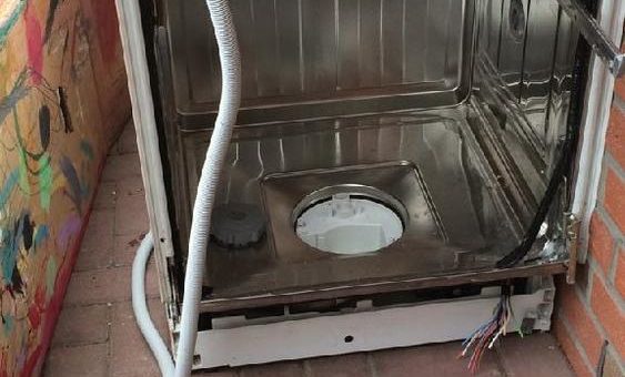 Gelsenkirchener Schrotthändler kommen und nehmen jeden Elektroschrott mit