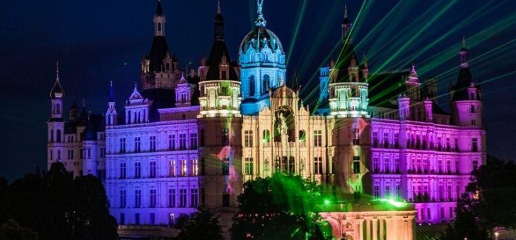 Geschichte zum Anfassen: Vom 15. bis 17. Juni wird das Schweriner Märchenschloss mit einer Zeitreise gefeiert