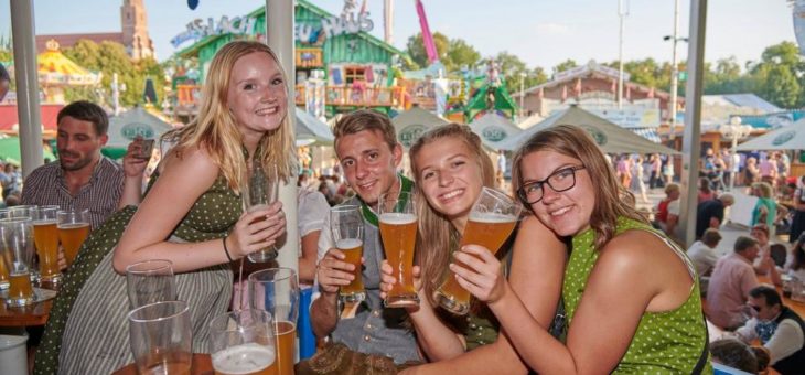 Gäubodenvolksfest in Straubing: Ein urig-zünftiger Trachtenspaß in Dirndl, Lederhose und Co