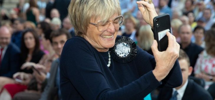 Fürstin Gloria im „Selfie-Fieber“
