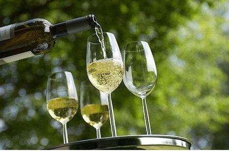 Deutsche trinken mehr Weißwein
