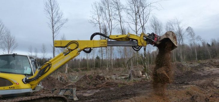Bagger gestaltet Libellen-Lebensraum im alten Braunkohlerevier