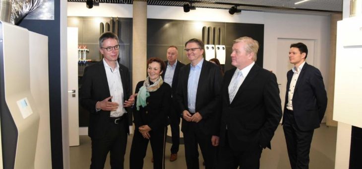 Niedersachsens Wirtschaftsminister Althusmann bei STIEBEL ELTRON