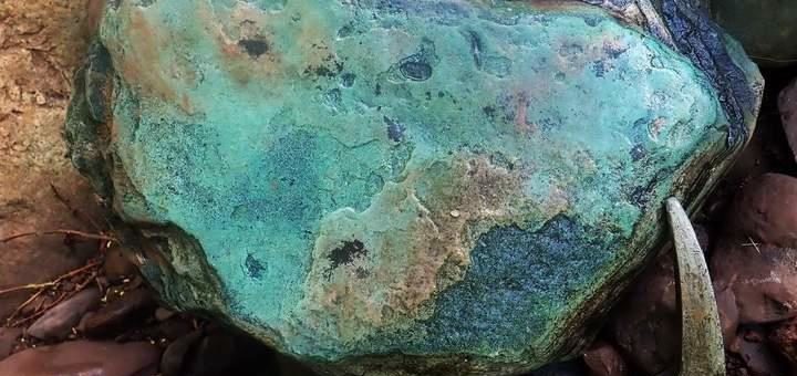 Aurania identifiziert neue Areale und Bluestone trifft auf extrem hohe Gold- und Silbergehalte