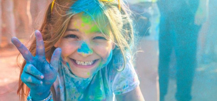 Bavaria Fernreisen: Premiere für Holi Festival in Indien