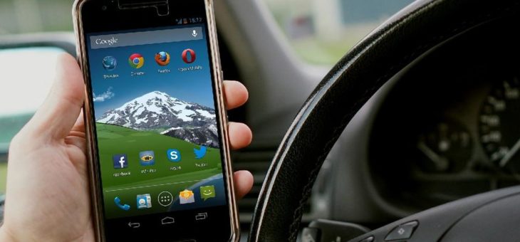 Vorsicht Ablenkung: Jeder 5. nutzt sein Smartphone am Steuer