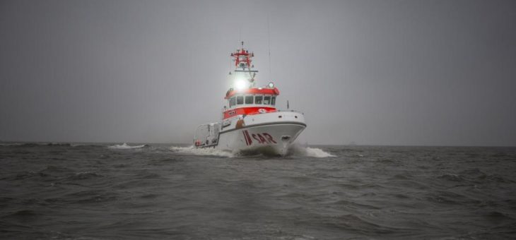 Seenotretter bringen schwer erkrankte Frau sicher an Land