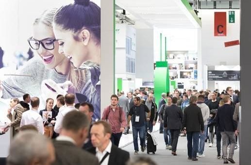 Messebeirat steht geschlossen hinter Light + Building