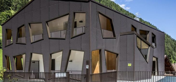 Moderne Architektur trifft auf idyllische Bergwelt