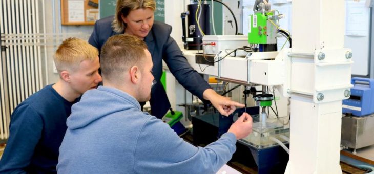Studierende gewinnen zusammen mit Professorin Preis für Implantat-Forschung