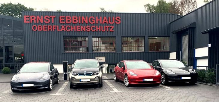 Firmen-Zentrale in Solingen mit Ladestation für Elektrofahrzeuge