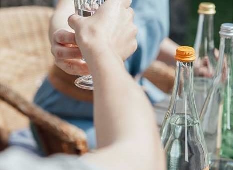 Wassertrinken stärkt die Immunabwehr: Ist zu wenig Wasser vorhanden, wird sogar das Lungengewebe infekt-anfällig