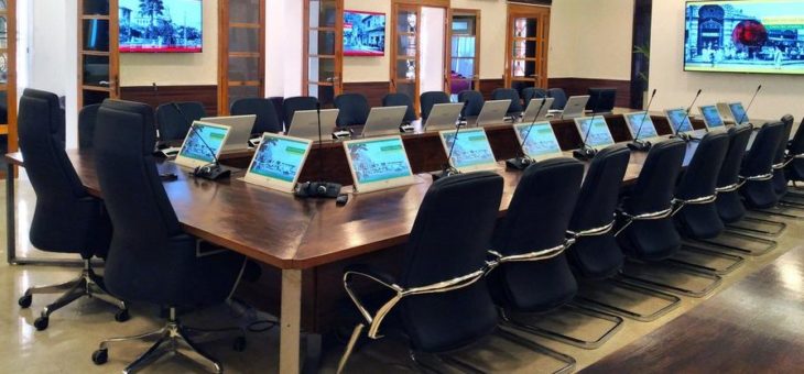 Ebenso repräsentativ wie funktional – senegalesisches Außenministerium stattet Sitzungssaal mit versenkbarem CONVERS-ONE-Monitor von ELEMENT ONE aus