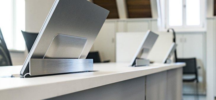 Kleine und feine Installation unsichtbarer Medientechnik