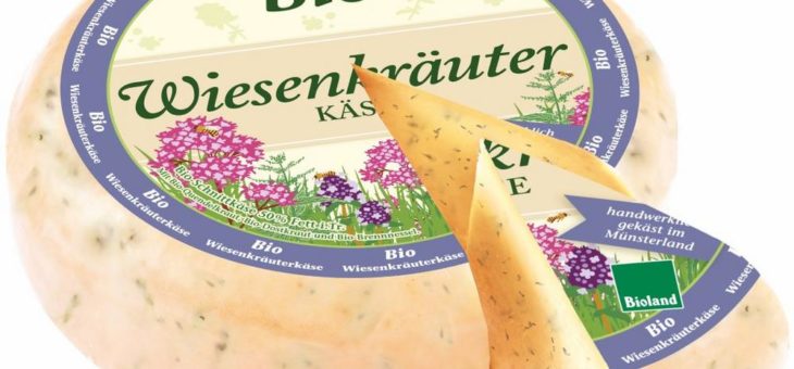 Beitrag zum Umweltschutz: Passend zum neuen Wiesenkräuterkäse verlost die Biomolkerei Söbbeke 33 Bienenpatenschaften