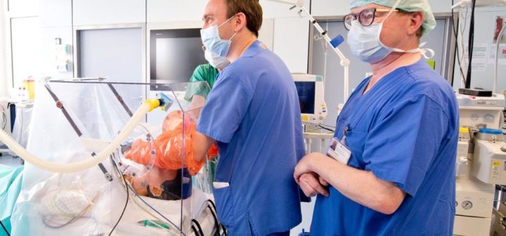 Plexiglashaube schützt Klinikmitarbeiter vor Corona