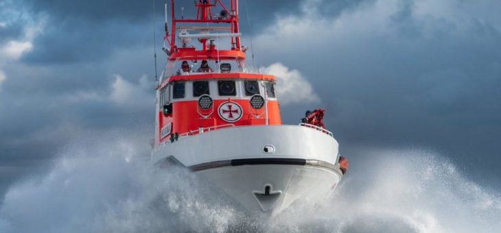 Seenotretter bringen verletzten Seemann sicher an Land