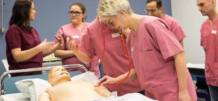 Proben für den Ernstfall, mehr Sicherheit für Patienten: Ärzte und Pflegekräfte trainieren simulierte OP- und Notfall-Situationen im Krankenhaus