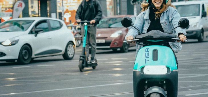 TIER Mobility baut multimodales Angebot auf – E-Moped-Verleih startet in Berlin