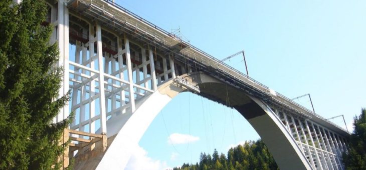 QuikDeck Arbeitsplattform beschleunigt Brückensanierung