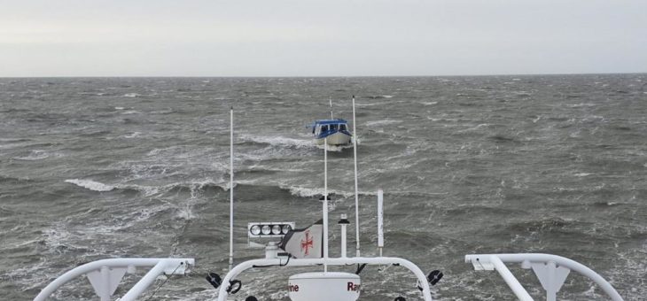 Ruderschaden im Sturm: Seenotretter helfen Motorbootbesatzung