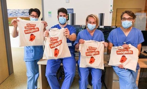 „Kulturbeutel“ für die Mitarbeiter*innen der Asklepios Klinik Altona – ein besonderes Dankeschön der altonale