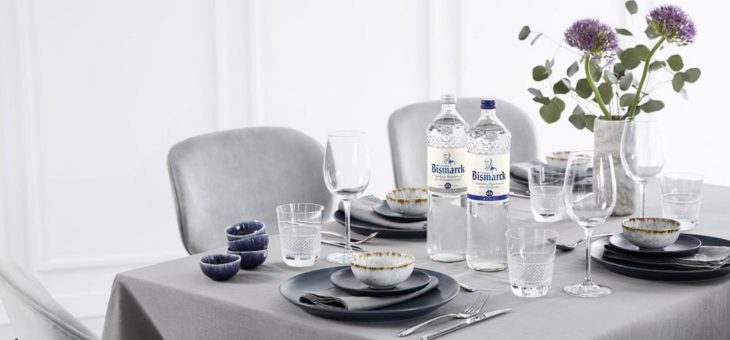 Mit individuellen Details zum stilvoll gedeckten Tisch – von Servietten mit Monogram bis zur Wasserflasche in edlem Glasdesign