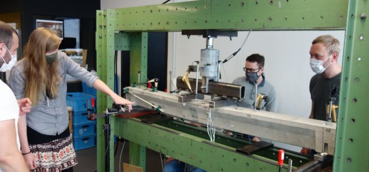Praxisnahe Lehre unter Corona-Bedingungen: Studierende des Master-Studiengangs Bauingenieurwesen testen Rinderspaltenböden