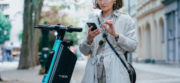 TIER Mobility bringt ersten integrierten E-Scooter-Helm auf den Markt
