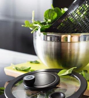 Mit RÖSLE den Sommer genießen: Frische Salate für heiße Tage