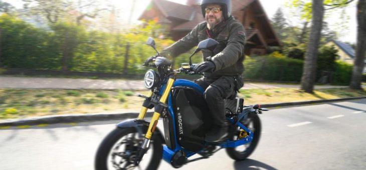 Elektromobilität: Rockstar Martin Kesici besucht eROCKIT-Produktion