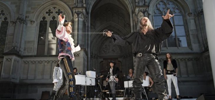Freilichtspiele auf dem Münsterplatz: Theater Konstanz zeigt „Hermann der Krumme oder die Erde ist rund“