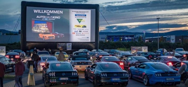 Ford-Enthusiasten stellen deutschen Rekord auf – mit den meisten Ford Mustangs in einem Autokino