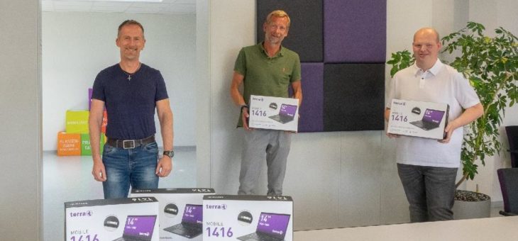 WORTMANN AG spendet 20 Notebooks an Farbenfroh e.V.