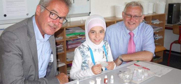 Grundschüler experimentieren in Sieglar