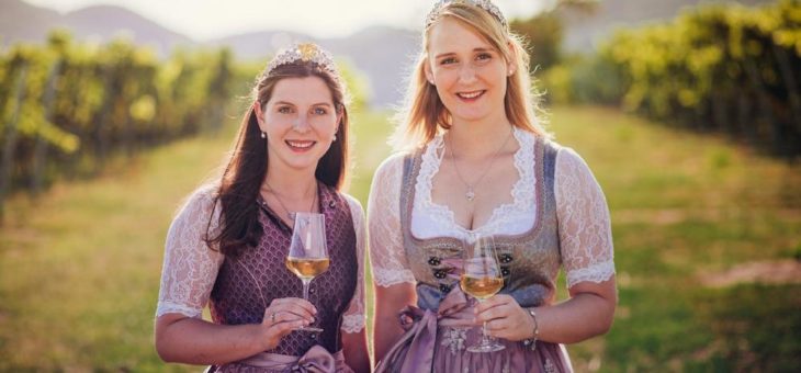 Weinprinzessinnen der Südlichen Weinstraße Daniela Hormuth und Eva-Marie Leonhard verlängern ihre Amtszeit